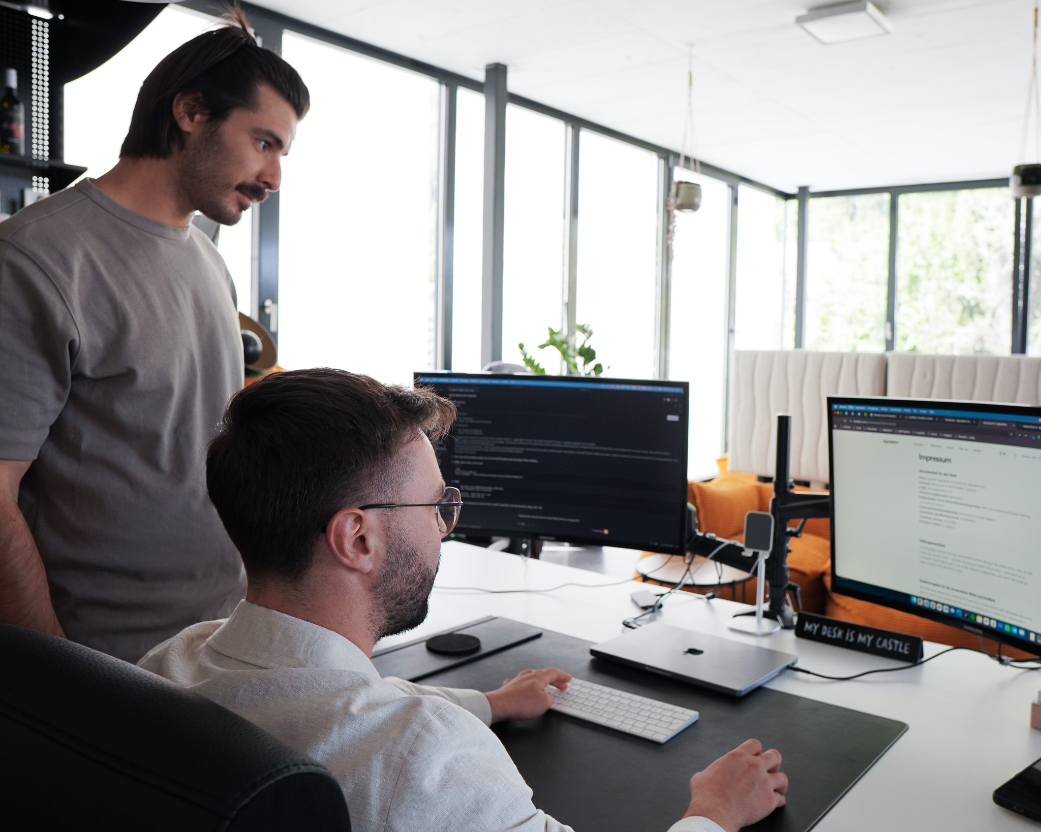 digirelation Team bei der Arbeit — zwei Bildschirme, modernes Studio