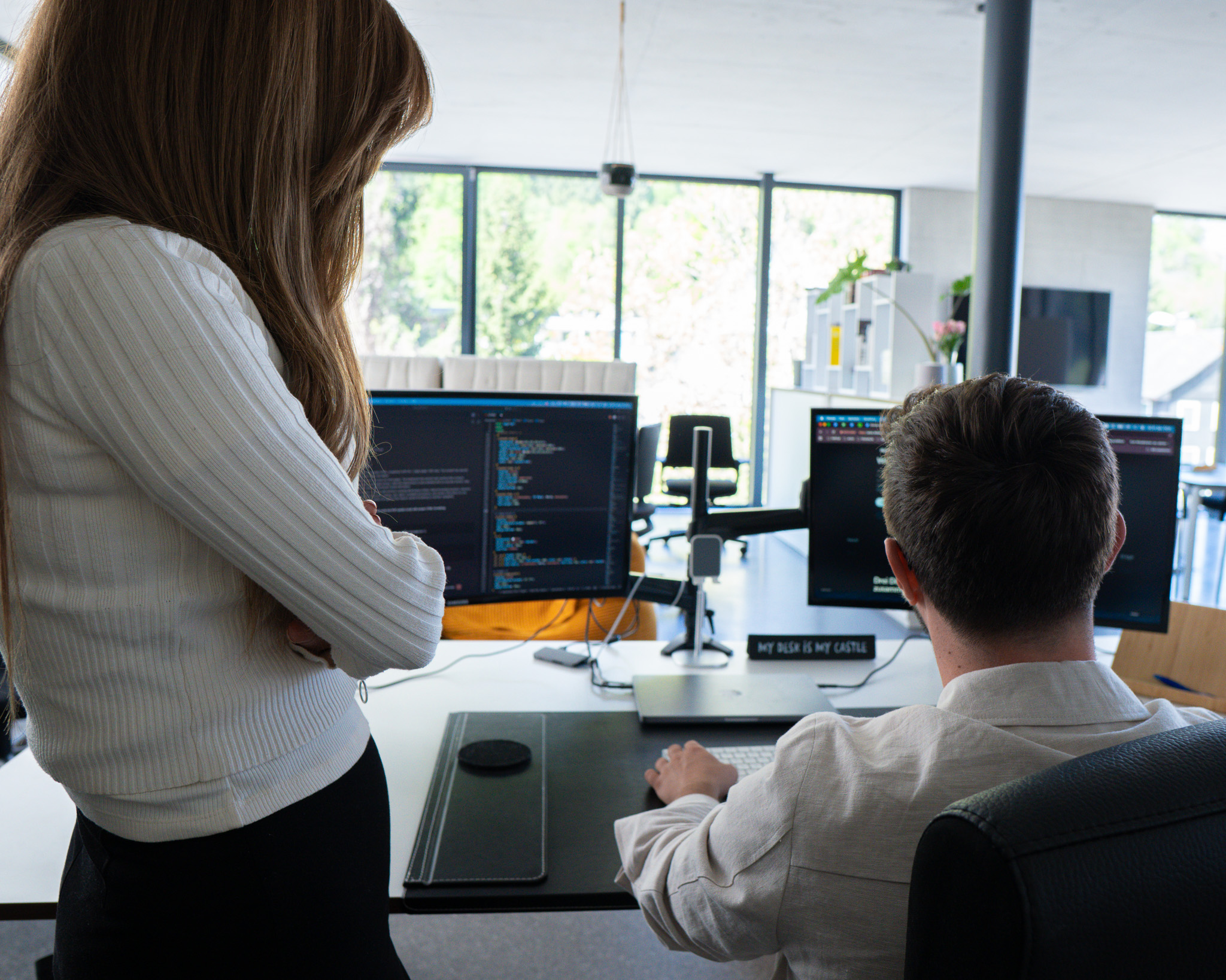 Das digirelation Team bei der Arbeit im Studio